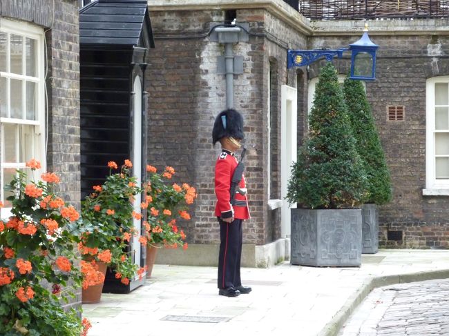 ロンドン塔には2人くらいしか衛兵は居ませんが<br />初見衛兵だったのでつい写真を撮ってしまいました。<br />兵士からしたら「またか」って感じでしょうね。