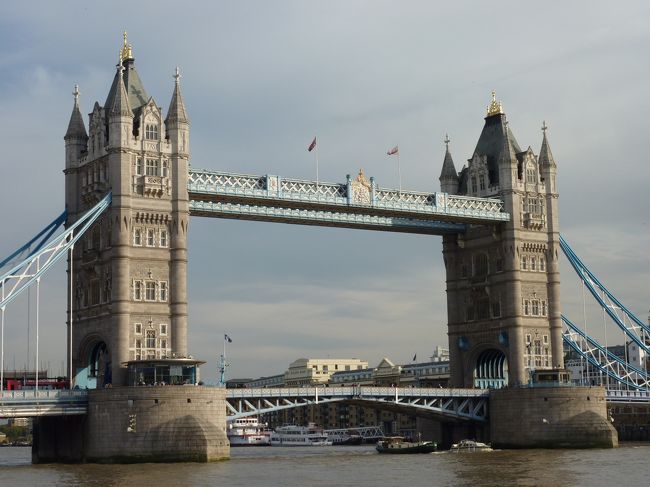 タワーブリッジ、入場料無料の優しい観光名所です。<br />ロンドン塔から徒歩圏内です。<br /><br />これをよくロンドン橋だという人がいますが<br />ロンドン橋はまた違う橋のようです。