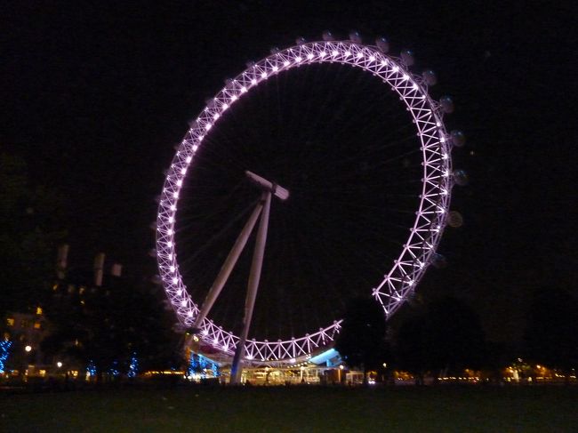ナショナルギャラリーだの大英博物館だの<br />行ってる間（写真は割愛します）に<br />夜になってしまいました。<br /><br />ロンドンアイという観覧車です。<br />ライトアップされていて非常に美しい。<br />ウォータールー駅から歩いていけるのも魅力。