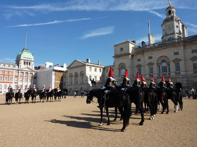 公園を抜けてバッキンガム宮殿に向かいます。<br />リスがたくさん居てかわいかったです。<br />公園自体も風光明媚でとても美しいです。<br /><br /><br />そしてポイントなのですが<br />衛兵交代を行っていない日でも<br />公園の中のここでは行っております。<br />日にちが無い方は是非ご活用されればと思います。