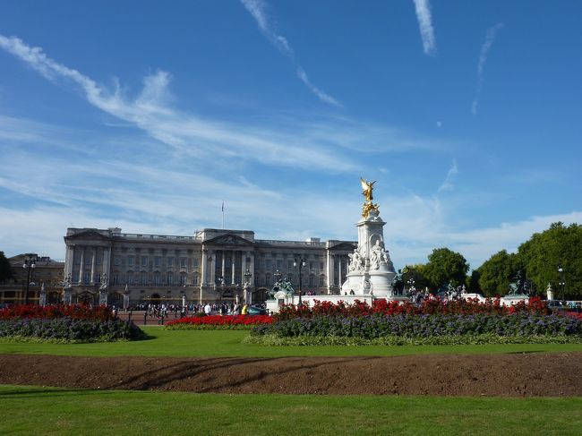 ロンドンは曇り空が多いと聞きましたが<br />見事なまでの快晴です。<br />バッキンガム宮殿もとても映えております。