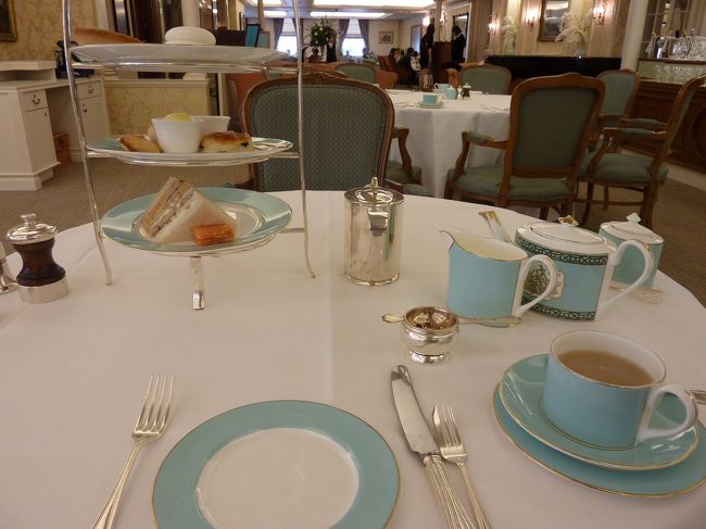 友人はロンドンダンジョンという<br />残虐な歴史を学べるＢ級観光スポットに<br />行きたいということだったので個人行動にしました。<br /><br />かくゆう私は<br />フォートナムメイソンに行ってきました。<br />1階ではなく5階だと落ち着いて飲めると聞いたので<br />エレベーターで5階へ。30ポンド程度だったと思います。<br /><br />１〜２ポンド＋でハイティ（クオリティのより高い）<br />ものを選べるとのことだったのでついつい<br />それを頼んでしまいました。<br /><br />オレンジペコの立派なリーフのダージリンで<br />とても美味しくいただきました。<br /><br />ちなみに日本・関西だと京都に支店があり2500円で<br />アフタヌーンティを摂ることができます。<br />