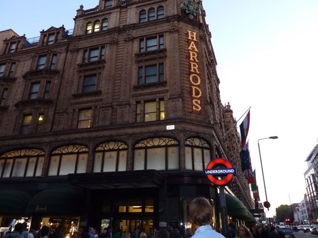 いわずもがなの有名百貨店ハロッズです。<br /><br />ハロッズベアーが個人的にはおすすめです。<br />たしかユーロも使えますが割高です。<br />円高のため円のレートが、対ポンド≒対ユーロ<br />となっているためでしょう。