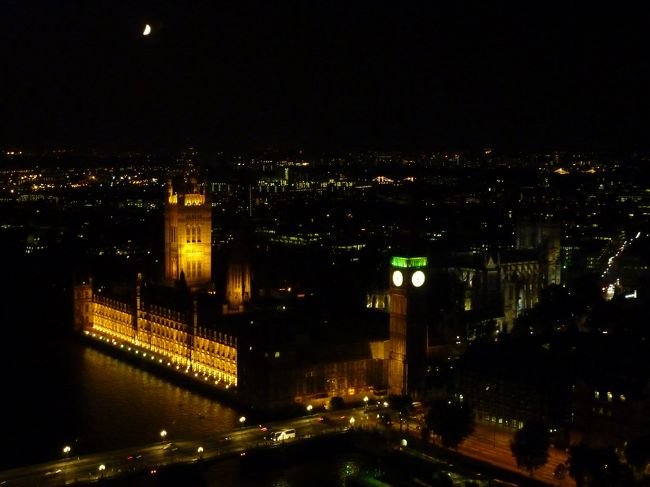 夜にロンドンアイに乗りました。<br />8時頃だったかな、もはや誰もいません。<br />空回りする台もあったので、<br />タイミングを見計らえば貸切も楽しめる時間帯です。<br /><br />夜景も良い感じです。<br />こちらから撮るビッグベンや観覧車を降りて<br />橋から撮るなど、いろんな角度から<br />撮れる素晴らしい建物です。