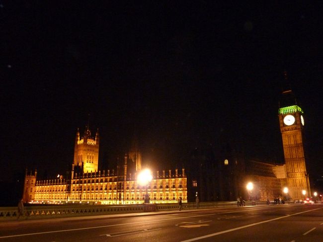 橋からのショットです。<br />夜間ツアーや個別行動の人達でたくさんの人が<br />橋の上にいます。<br /><br /><br />