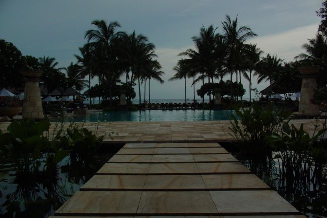 バリ島には深夜についたのでその日はホテルに泊まって一日が終わりました。<br /><br />ホテルは<br />コンラッドホテル（ヌサドゥア地域）にしました。<br />東南アジアは物価が安いので<br />コンラッドなどでも＠１万円程度です。<br />たしか１３０００円だったと思います。<br />今思うとちょっと高いかもしれませんね。<br /><br />ただ、とても快適に過ごすことが出来ました。