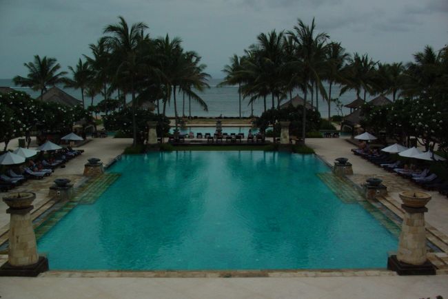 ホテルのプールです。<br />実はここのプール２４時間なのでいつでも<br />泳ぐことが出来ます。<br /><br />まあ深夜なんかに泳ぐことはないですけど<br />夜の９時くらいに泳ごうかって<br />思うときにclosedになってないのは嬉しいです。