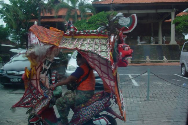 ホテルの前を走っている謎の屋台風自転車です。<br /><br />ちなみに<br />コンラッドの前には地球の歩き方にも載ってる<br />レストランがあったので助かりました。