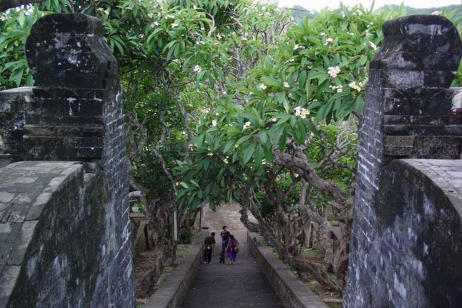 ケチャダンスという伝統舞踊を観るために<br />崖っぷりにあるなんとか寺院にきております。<br />タナロット寺院が有名なのですが、そこではないところです。<br />