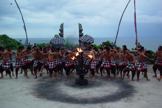 ついにはじまりました。<br />たくさんの人が集まってます。