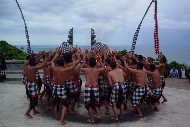 ケチャケチャケチャケチャ〜<br />と謎のかけ声と共に動作を始めます。<br />