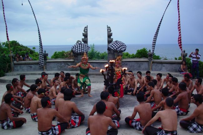 劇自体はゲームなどにありがちな設定です。<br />ものすごくかみ砕いて言ったら<br />悪い奴に姫がさらわれて、それを王子が助けに<br />向かうんですが、途中に助けて貰ったり<br />色々悶着があるという感じです。