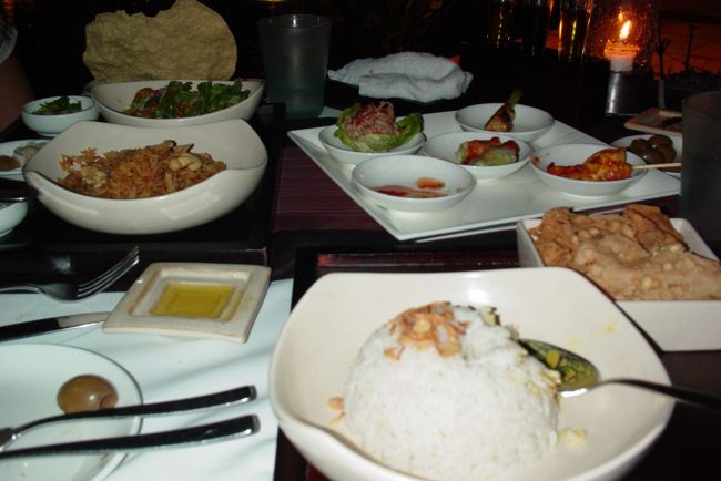 別の夜になるのですが、<br />このエンターテイメントショーを観れる<br />レストランでご飯を摂りました。<br /><br />カレーがかなり辛かったです･･･。<br />デザート食べたりして＠３０００円程度だったかな。<br />高いと言えば高いですが場所代でしょう。満足でした。