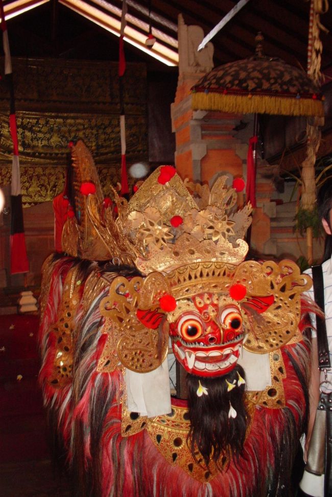 翌日、車をチャーターして各所を観光。<br /><br />まずは観劇観覧。<br />ＨＩＳだのなんだのの車がたくさん来てました。<br />