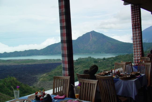 キンタマーニ高原というこれまたな名前の<br />ところに来ました。山という山を登った処です。<br />レストランで昼食ですが高原を見渡して<br />贅沢な昼食でした。<br /><br />ただ、バリ島に総じて言えるのが<br />ハエが多いんですよ。ここもハエがいてて<br />ちょっと困りました。