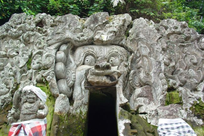 僧侶の洞窟らしいです。<br />中に入って断食するといった<br />本格的な修行を行う場であったとのことですが、<br />これだけみたらベトナムにある<br />意味不明な遊園地みたいです。<br /><br />http://www.vietnam-sketch.com/south/area/hochiminh/2004/03-001.html