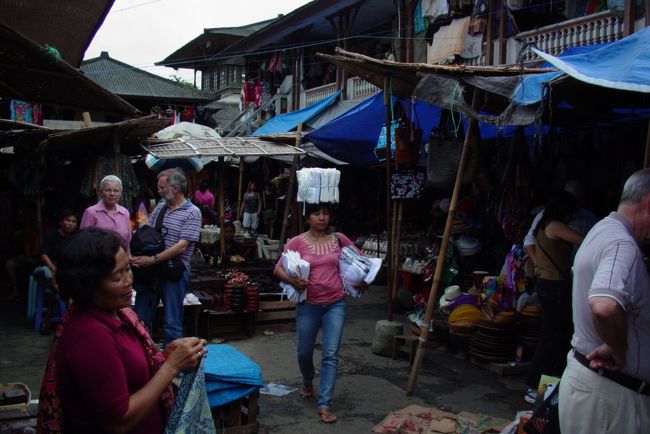 ウヴドにやって参りました。<br />マーケットです。妙に汚いですし<br />値段も交渉ありきと聞きましたので<br />バンブー（竹）トートが欲しかったのですが<br />面倒くさそうなので買いませんでした。<br /><br />タイがこんな感じですよ、と同行した友人に<br />言われたのですが翌年旅した際に思ったのが<br />まさにこんな感じでした。