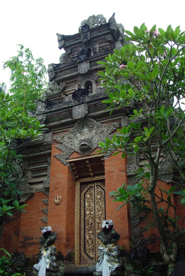 ウヴドは緑が多いですね。落ち着きます。<br />建物の茶色というかオレンジが映えて良い感じです。