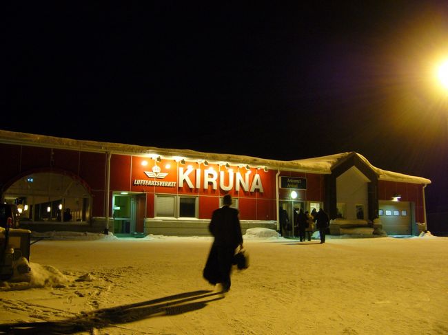 成田空港からキールナ空港に到着するまで１４、５時間の移動でした・・・<br />２３時ごろの空港の様子。