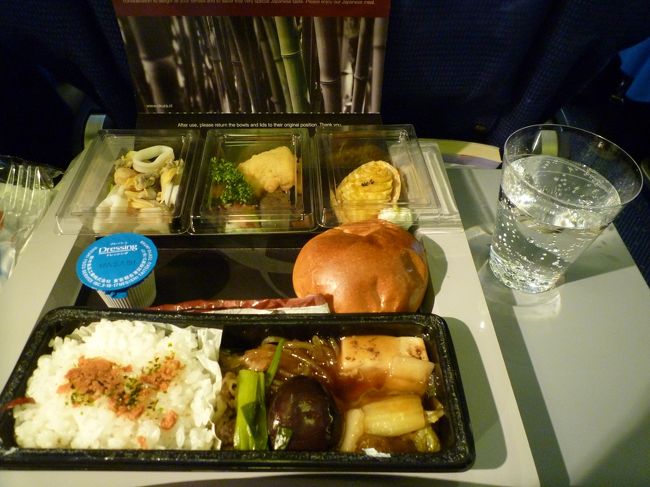 今回はKLM航空を利用しました。<br />14:15関空発→18:30スキポール空港着。<br />20:10スキポール空港発→22:05ウィーン空港着。<br /><br />機内食が意外に美味しかったです。<br />和食はまさかのすき焼きでした。