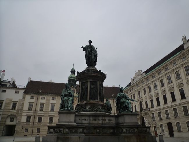 ウィーンに夜着いて１泊し、次の朝から冒険開始！<br />この日は日曜日だったので、ウィーン少年楽団のミサを見学するため、まず王宮まで行きました。