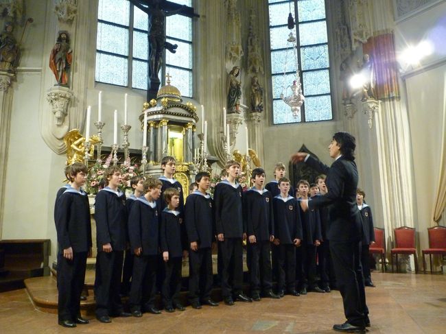 ９:３０頃にウィーン少年楽団のミサが始まりました。<br />ミサに参加したのは初めてだったので、なかなか興味深かったです。<br />少し奮発して一番高いチケット(29ユーロ)を買ったら、一番前の席に座れました！ラッキー！<br /><br />少年たちの声は透き通っていて本当に素晴らしかったです。<br />ミサ中は背後の見えないところで歌っている彼らですが、ミサ終了後に目の前で２曲歌ってくれました。<br />何気に日本人らしき子もいたので、彼を応援したい！