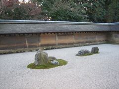 　龍安寺まで歩きました。
　此処の本堂は改修中なので、石庭の拝観は、仮設の広縁からです。