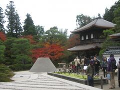 　今度はタクシーで、銀閣寺に向かいました。
　ついてないことに、此処も修理中でした。