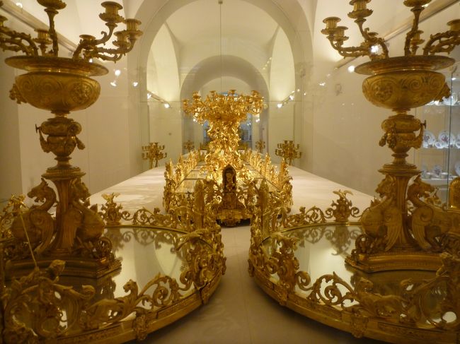 次は王宮内部を見学しました。<br />オーディオガイドが無料で借りられます。<br />写真はハプスブルク家の豪華すぎる食卓です。<br /><br />チケットは次の日行ったシェーンブルン宮殿との共通券であるシシィチケット(22.5ユーロ)を購入しました。<br />１年間有効らしいので日をまたいでも大丈夫です。