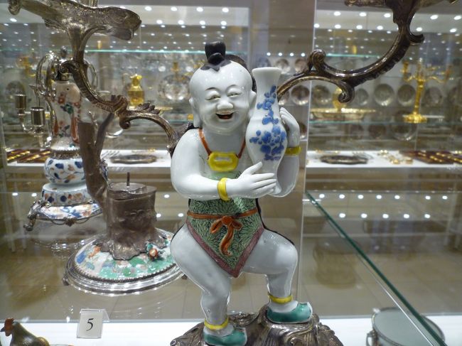 色んな食器がありました。<br />こいつの顔…。