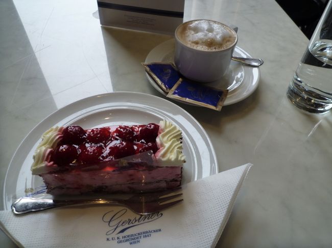 お腹が空いたので、美術館内のカフェ「ゲルストナー」でケーキを頂きました。<br />チップ込みで７ユーロくらいでした。