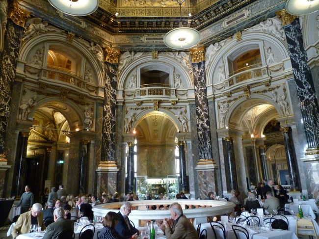 「ゲルストナー」はクリムトの作画等も飾ってある豪華なカフェでした。