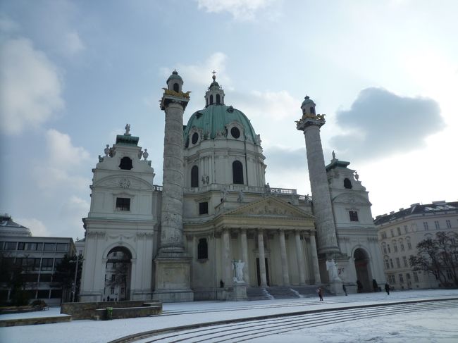 セセッシオンから数分歩くと、カールス教会が見えてきました。