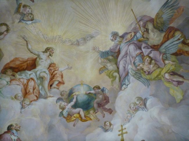 この教会では足場が組んであって、エレベーターで上って至近距離で天井画を見ることができます。<br />ただし高所恐怖症の方は要注意！<br />実際私は足がすくんで動けなくなりました(笑)
