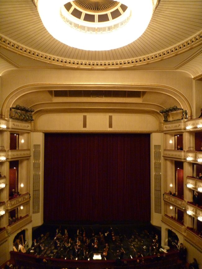 オペラ座の中です。<br />席は公式サイト(ドイツ語)から予約していきました。<br />奮発して74ユーロ出したので、結構良い席でした！<br /><br />演目はシュトラウスの「ばらの騎士」。<br />当然ドイツ語公演ですが、英訳が見れるので安心です。<br />あと日本でストーリーの予習をしていったのが功を奏しました(笑)<br /><br />舞台の下には天下のウィーンフィルが！