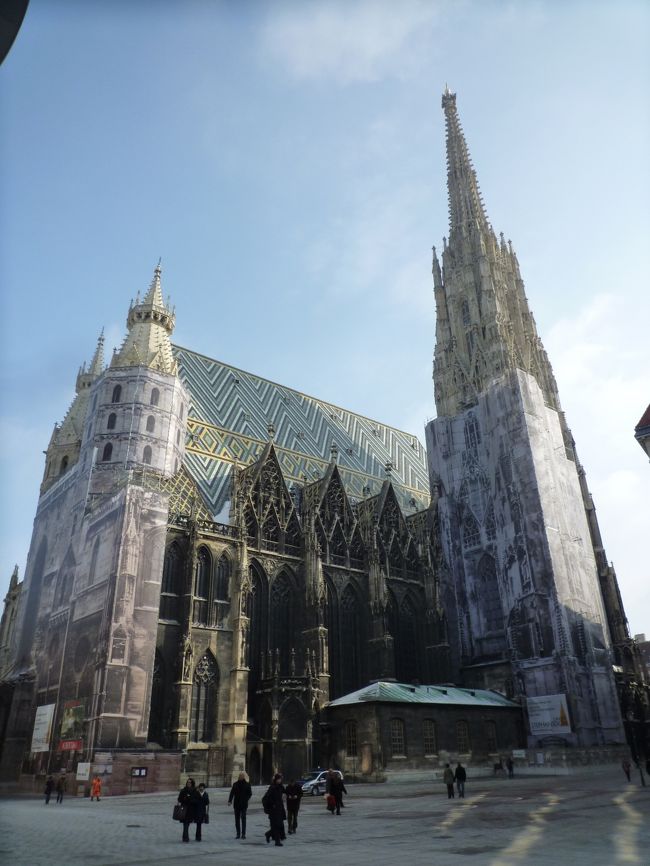 次は旧市街のど真ん中、シュテファン寺院。<br />…が、残念ながら工事中でした…。<br />一応カモフラージュしてくれていますが…。