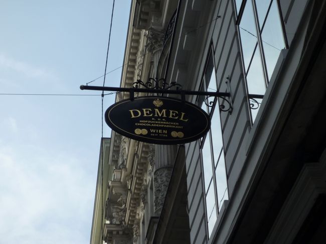 買い物などをしながら旧市街をブラブラしてると、デーメル本店にたどり着きました。