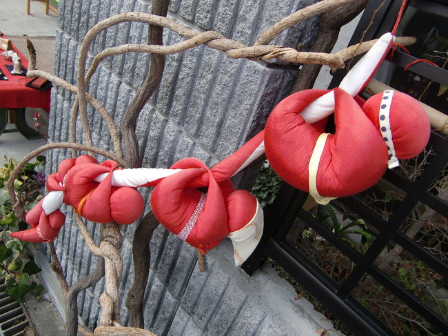 さるぼぼがこんなところに！<br /><br />普通の民家にもこうやって飾られています。