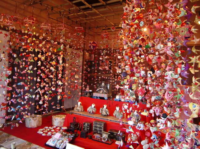 つるし雛は飾った後、燃やしてしまうので<br />（しめ縄とかお札などを燃やしのと同じ感じ）<br />昔のものはほとんど残っていないそうな。