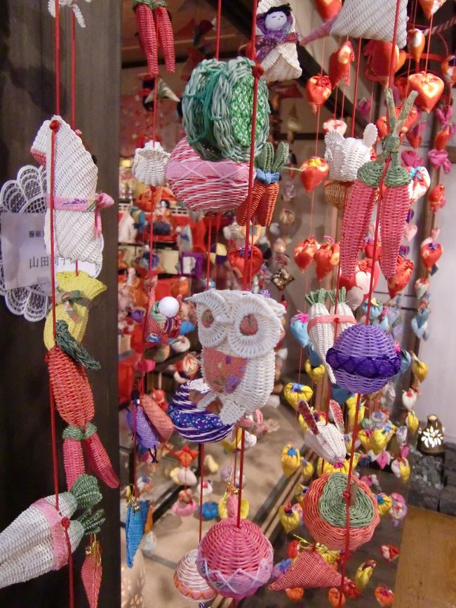 こちらはわら素材。<br />こうゆうのも素敵ですね！<br /><br />こちらの会場の近くに、プチ博物館みたいのがありました。（みんな電気屋といっている。）<br /><br />昔の書物や、写真、レコードなどなど。<br />ありとあらゆるものがあります！<br />一見の価値アリ！（鑑定団好きは絶対好き！）