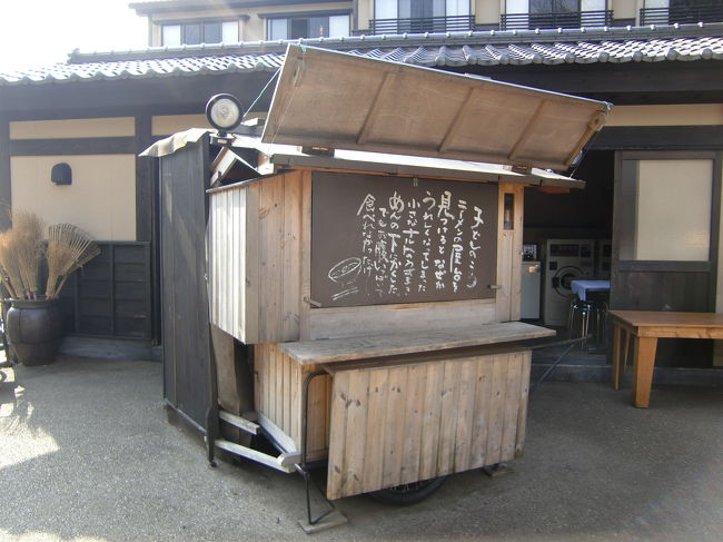 こちらは夜になるとらーめん屋台になります。<br />夕飯でおなかいっぱいですが、ついつい食べちゃうんですよね〜。<br /><br />この日はやきいももやっていました。