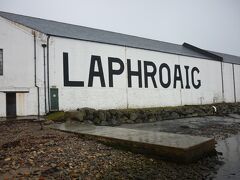 続いてすぐ隣にあるラフロイグ蒸留所 (Laphroaig Distillery)へ移動。ラガブーリン蒸留所からポートエレン方向に少し戻る感じです。

http://www.laphroaig.com/

こちらもWEBでツアーをあらかじめ予約。ツアーは５ポンド
ツアーは１１時半からと言われましたが、１１時に現地に到着するとすぐスタートしました。 