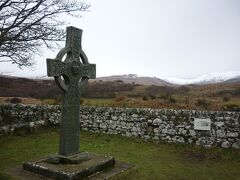 続いては、少し足を伸ばしキルダルトンクロス (Kildalton Cross)まで行きます。アードベック蒸留所の先にある遺跡です。アードベッグ蒸留所から車で３キロ程度。結構遠いです。

キルダルトンクロスは「キリスト教の十字架」と「ケルト人の太陽神」を合体させたシンボル。改神ではなく融和により地域への浸透を図ったものです。ここまできれいに残っているシンボルも珍しいです。

表面にはいろいろな彫刻が施されていて、ずっと眺めていられます。