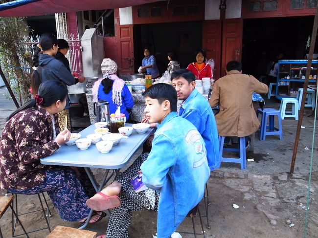 宿の近くの麺屋さん。<br /><br />朝散歩で通ると、いつも人がいっぱいなので気になっていた。