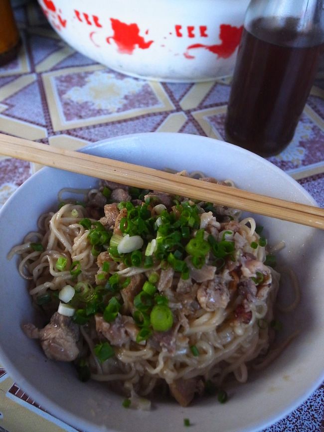 カップヌードルの麺を柔らかくして、油でまぶしたような感じ。<br /><br />不味くはないが美味くもなかった。