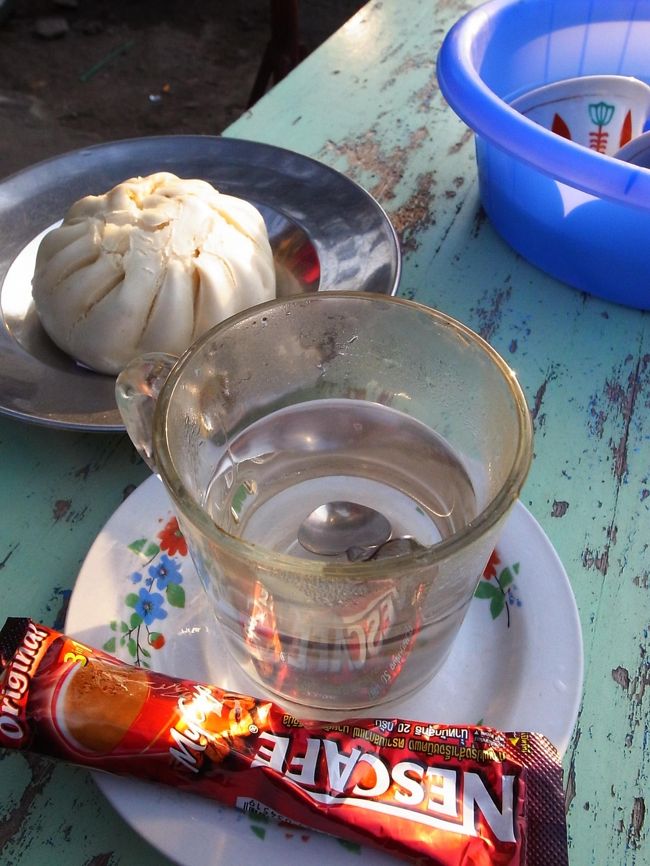 口の中に油っぽさが残ったので、向かいの店でコーヒーを飲む。<br /><br />ミャンマーではちゃんとしたホテルくらいでしか普通のコーヒーは飲めない。<br /><br />このようなかたちで出され、３in１（コーヒーとミルクと砂糖が混ざった）のパックをお湯（熱湯ではない）に入れてかき混ぜる。<br /><br />たまに３in１でなく、コーヒーだけのネスカフェを置いている店もあり、そういう時は、ラッキー！、と思う。
