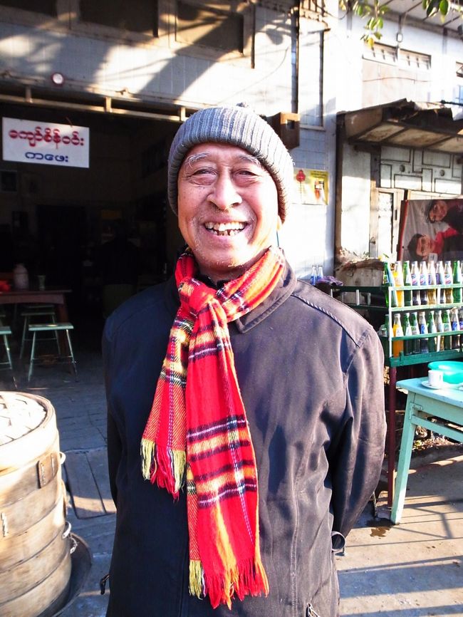 コーヒーを飲んでいたら、カタコトの日本語で話しかけられた。<br /><br />この辺りには多少日本語を話せる老人がたまにいる。<br /><br />イギリスの植民地だった１９４０年頃、<br />ほんの僅かな期間（４，５年？）、日本軍が侵攻してきていたので、そういう日本人とのつながりがあったのだろう。