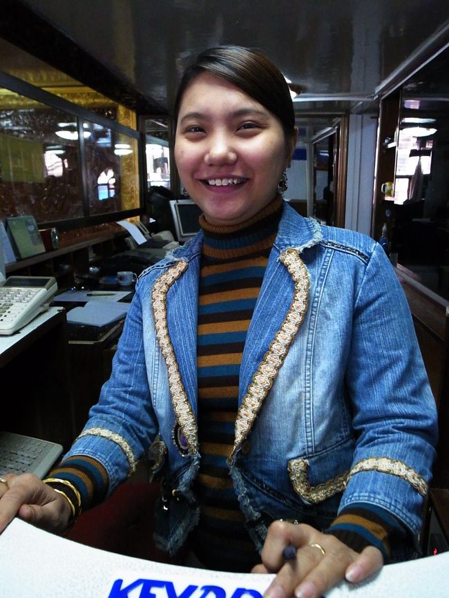 いつも笑顔で優しかった宿の女性。<br /><br />タイのゲストハウスもそうだったが、夕方５時ころ（まだ外は明るい）には仕事を終えて家に帰る。<br /><br />日本のように夜暗くなるまで働かないので、夜、家族や友人との団欒の時間がたっぷりあるようだ。