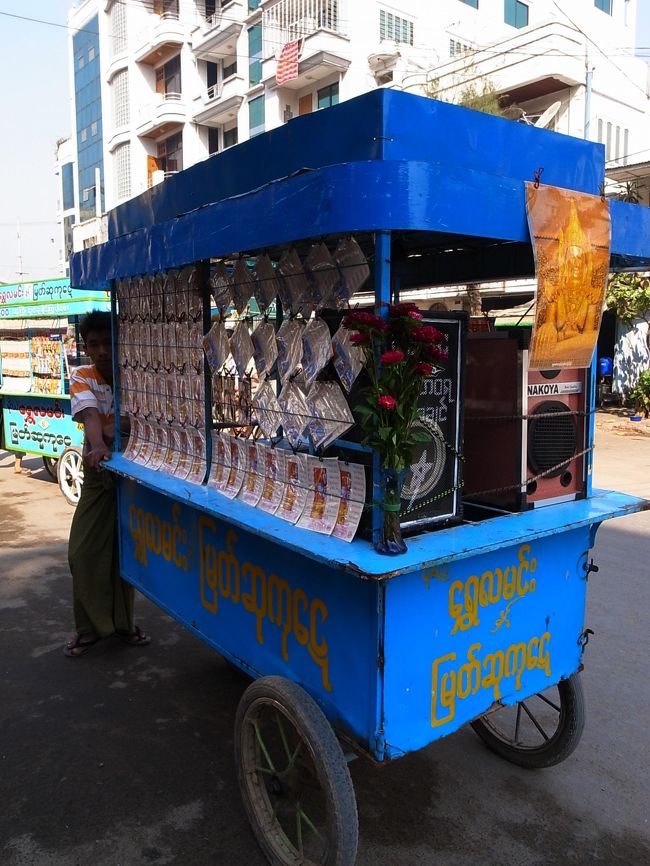 宝くじ売りの屋台。<br /><br />大きなスピーカーで大音量の音楽を流しながら、客を誘う。