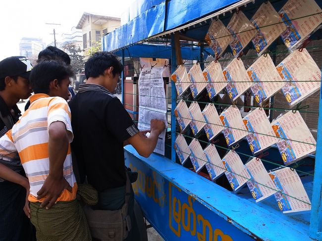 宝くじを持っている人が、当たりのナンバーを確認していた。<br /><br />